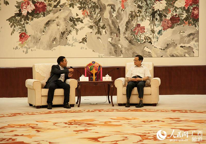 广西自治区政府主席陈武（右）会见王济武总裁（左）